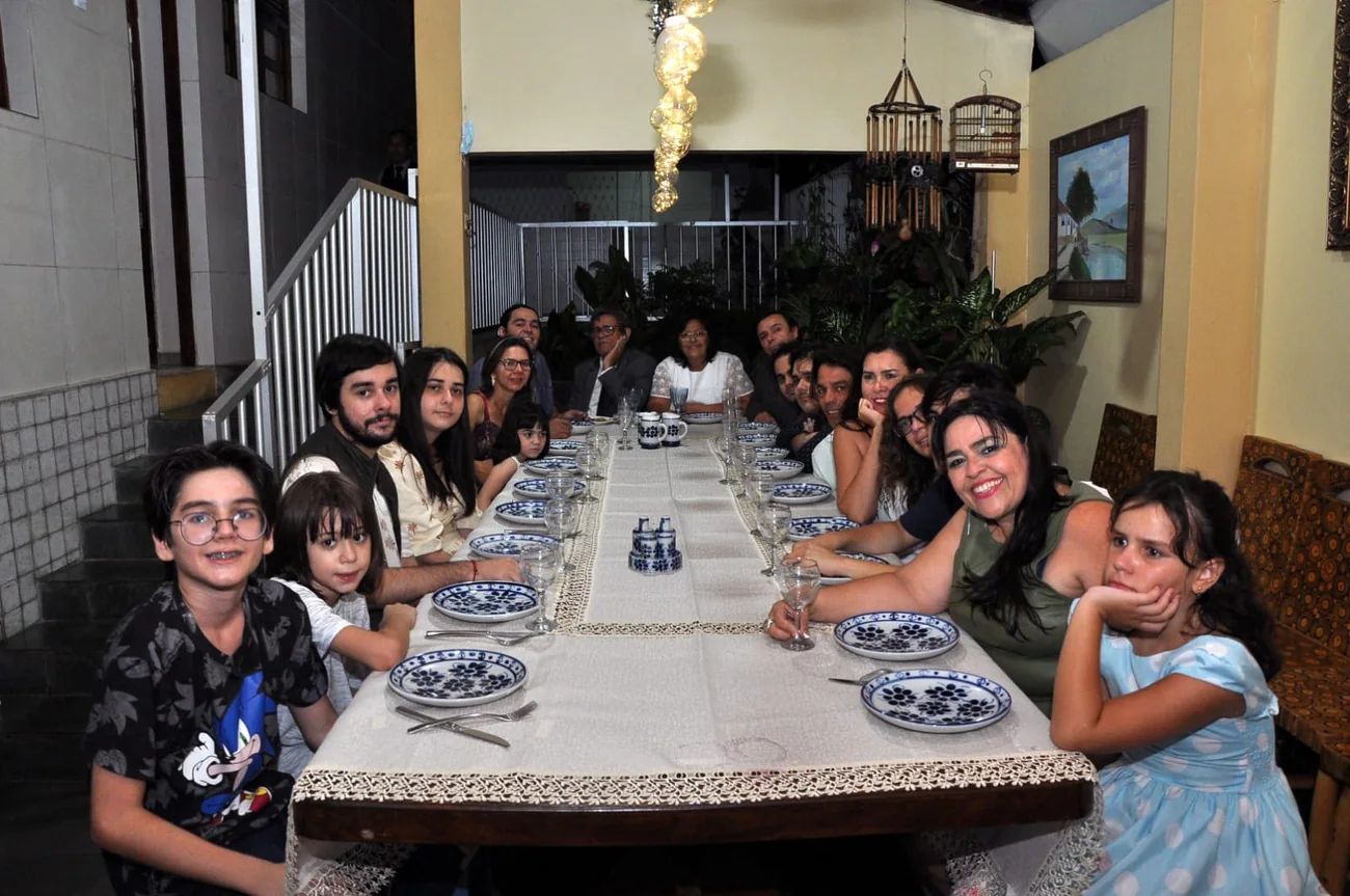 A família de Tia Mila reunida à mesa