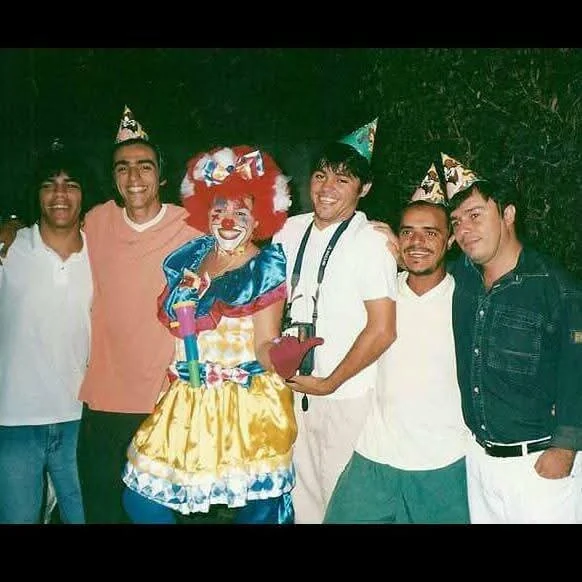 Tia Mila caracterizada de palhaça em uma das primeiras festas do projeto social